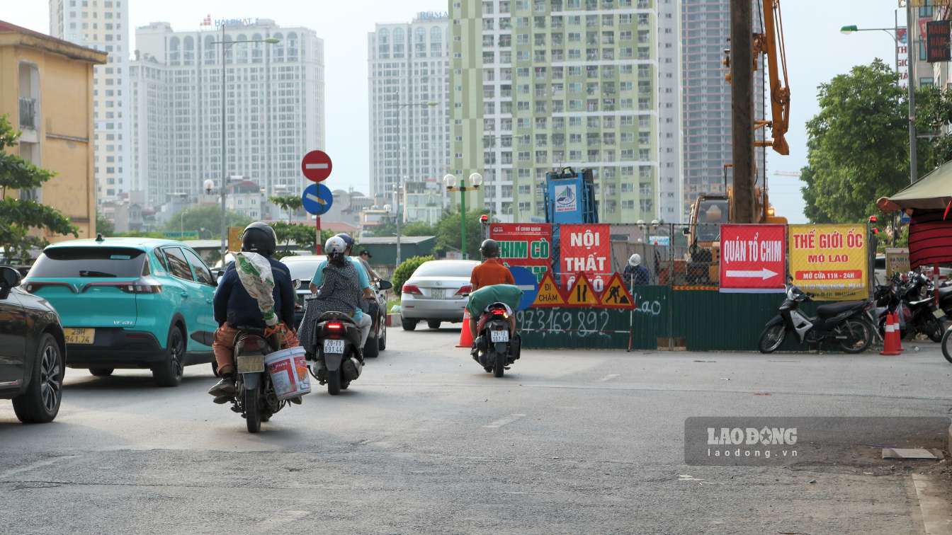 Diện tích lòng đường bị thu hẹp khiến cho việc tham gia giao thông của người dân gặp bất tiện, đặc biệt là vào giờ cao điểm.