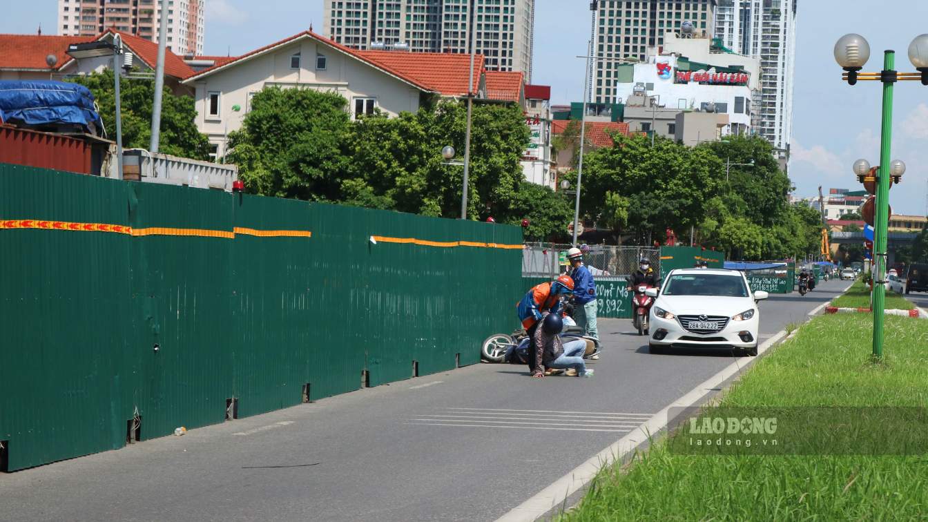 Thậm chí ngay tại thời điểm phóng viên ghi nhận, có người dân tham gia giao thông tông thẳng vào lô cốt trên đường Vũ Trọng Khánh.