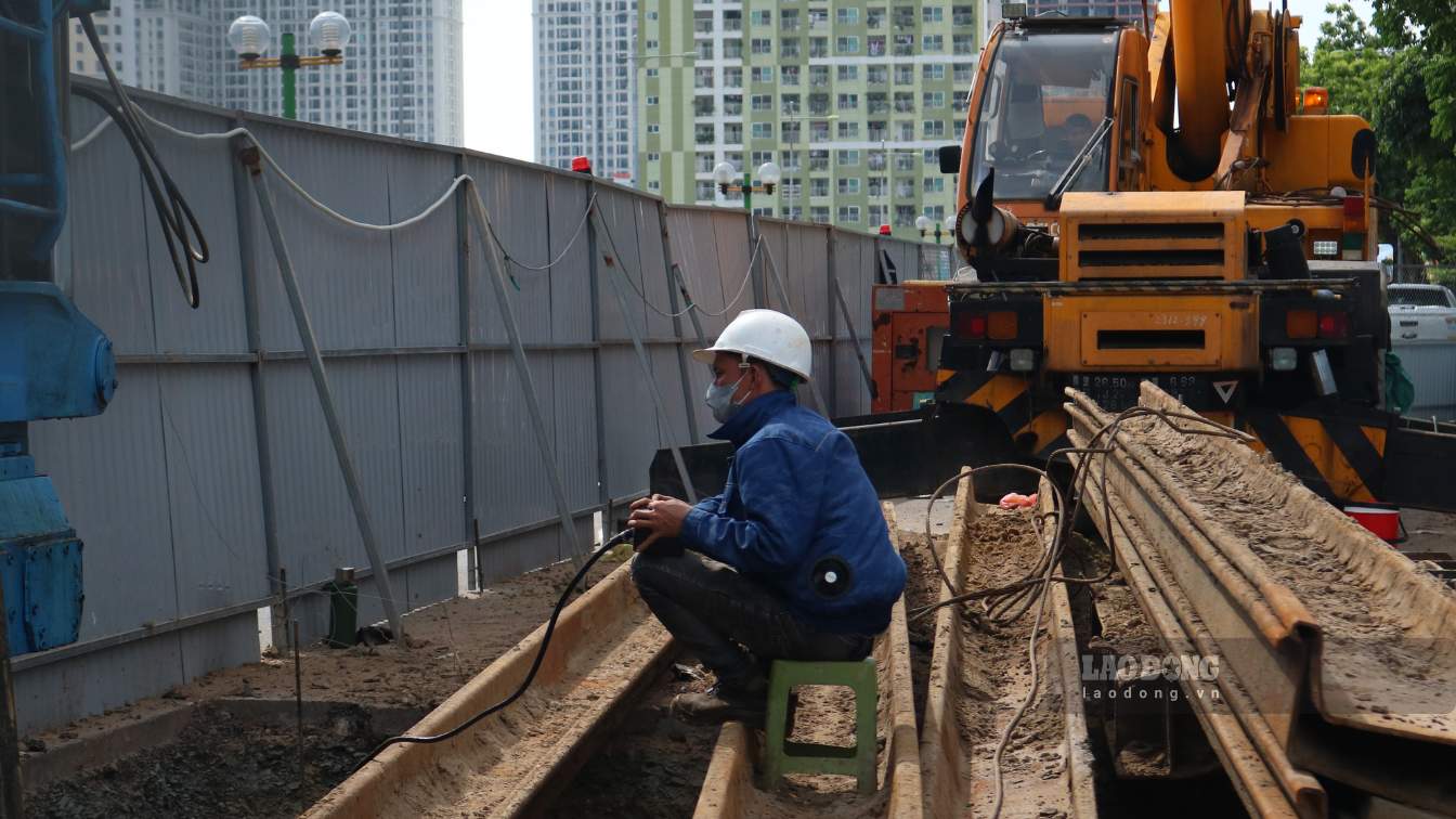 Tại gói thầu số 4, nhà thầu huy động rất đông công nhân để thi công các hạng mục, đẩy nhanh tiến độ dự án.