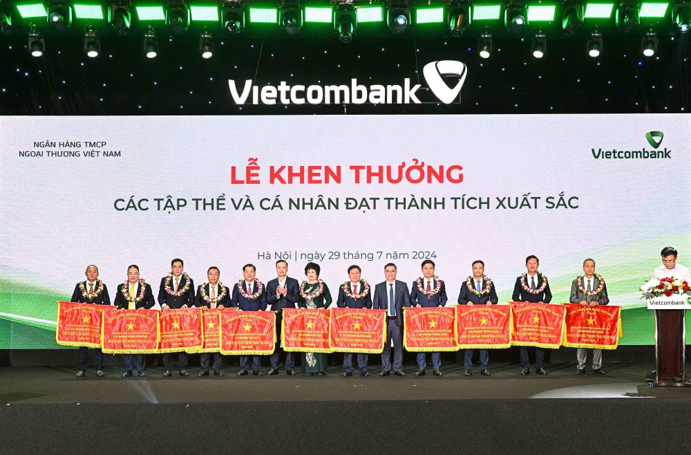 Vietcombank khen thưởng các tập thể, cá nhân xuất sắc