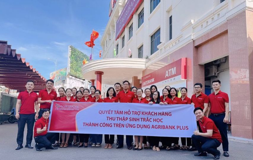 Agribank hỗ trợ khách hàng thu thập sinh trắc học tại quầy giao dịch