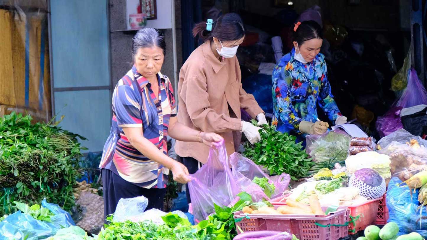 Tiểu thương ưu tiên chọn các loại rau, củ có giá trung bình để nhập hàng. Ảnh: Mỹ Ly  