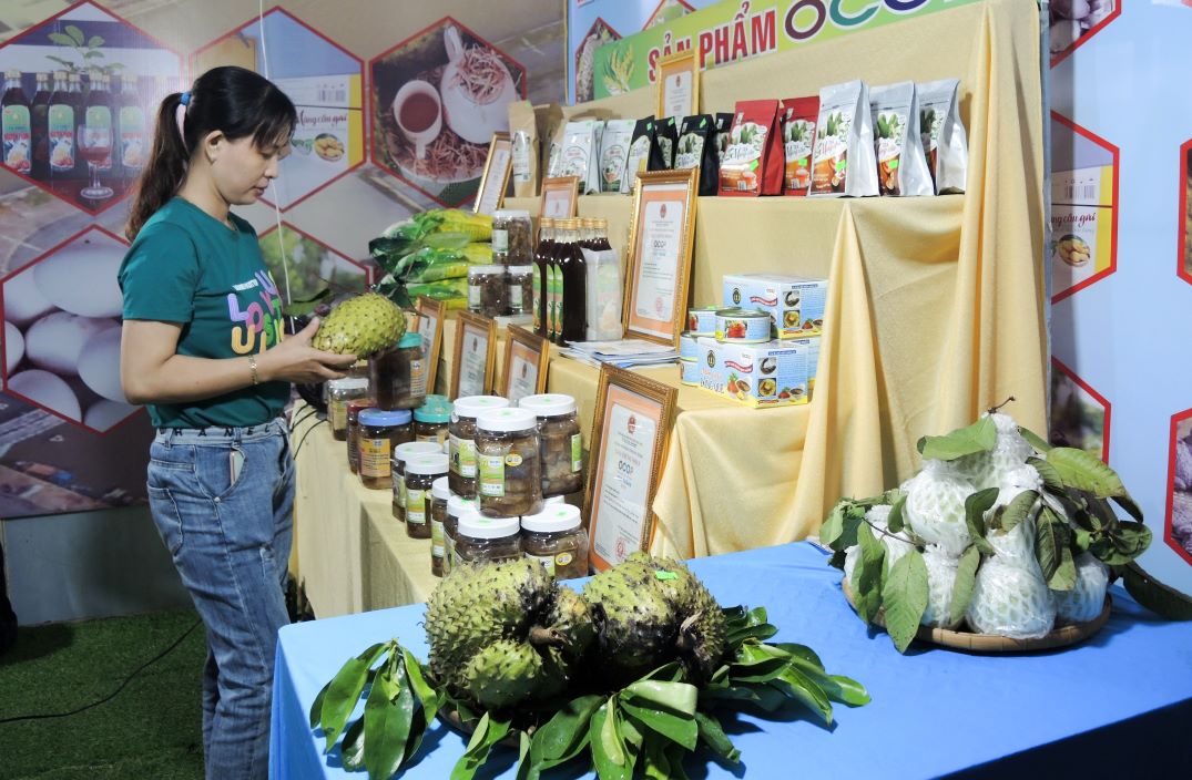 Trái mãng cầu và những sản phẩm chế biến từ mãng cầu luôn có mặt trong các chương trình xúc tiến thương mại của tỉnh Sóc Trăng. Ảnh: Phương Anh