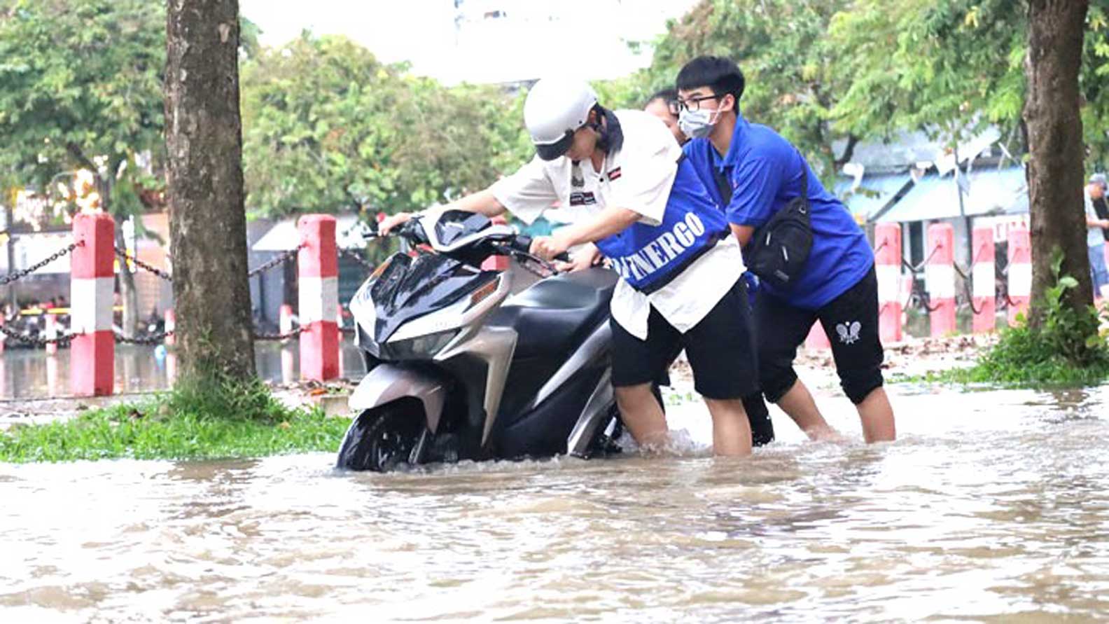 Mùa mưa và triều cường năm 2023, các tuyến đường Khu phố ẩm thực Hồ Xáng Thổi bị ngập nước khiến việc di chuyển của người dân gặp khó khăn . Ảnh: Yến Phương