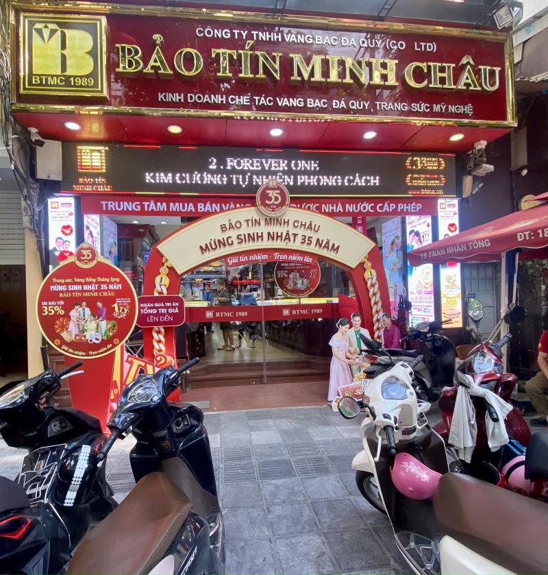 Công ty TNHH Bảo Tín Minh Châu (cở sở nằm trên đường Trần Nhân Tông, Hai Bà Trưng, Hà Nội) thông báo bán nhẫn tròn trơn Ảnh: Hoàng Nam