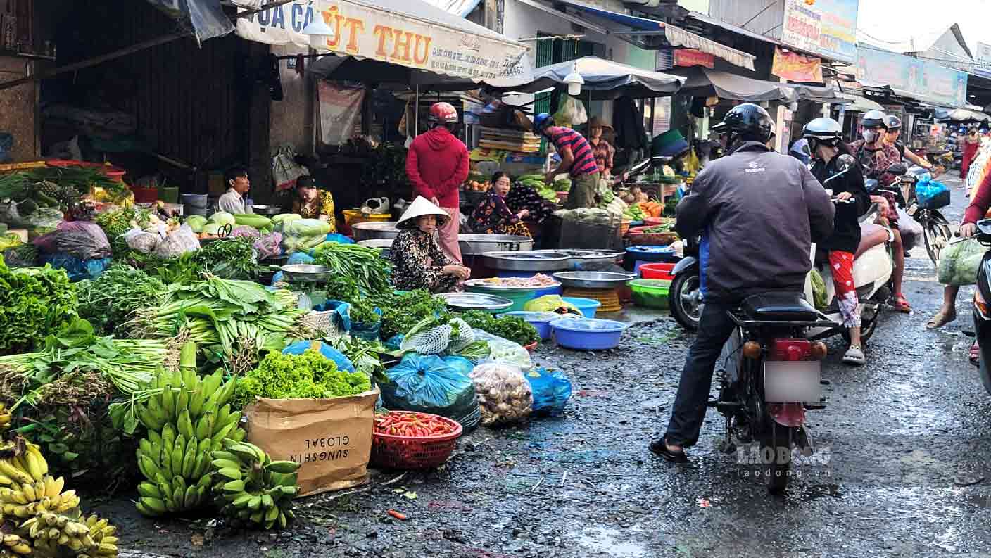 Tại chợ Tân Các mặt hàng rau cải, hoa quả có giá tăng nhẹ. Ảnh: Bích Ngọc