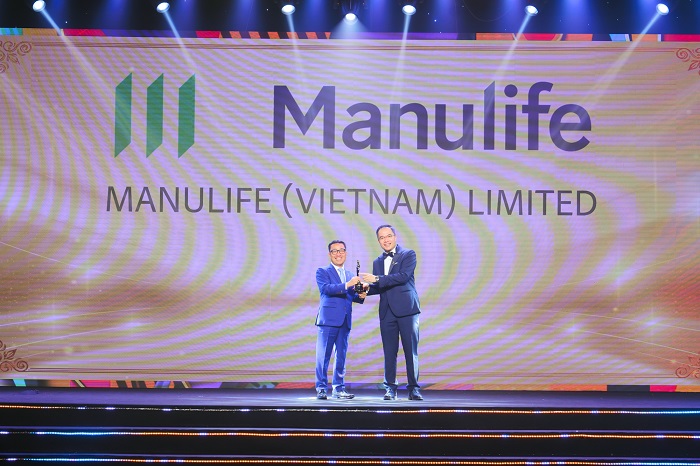 Ông Tôn Thất Anh Vũ, Phó tổng Giám đốc Khối Nhân sự Manulife Việt Nam nhận giải thưởng từ đại diện HR Asia Awards. Ảnh: Đặng Lê